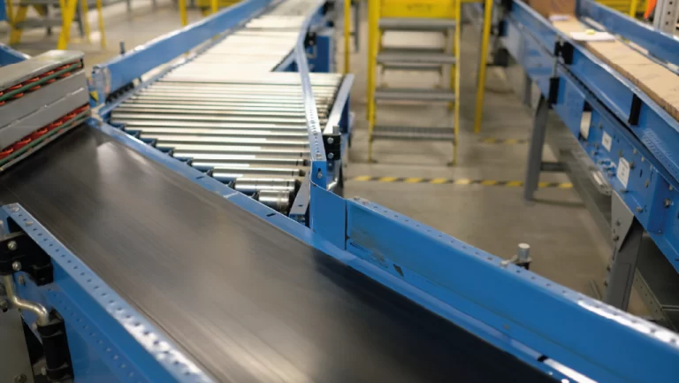 ¿Cómo las condiciones ambientales afectan el rendimiento de una cinta transportadora